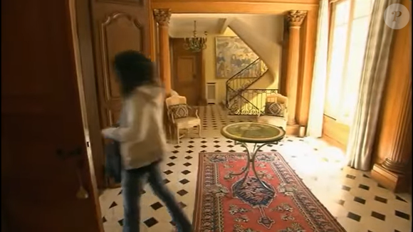 Situé sur les quais de la Seine, ce vaste logement décoré dans un style classique français comporte des salons de réception et des pièces d’apparat. 

Capture d'écran du documentaire "The Queen and I"