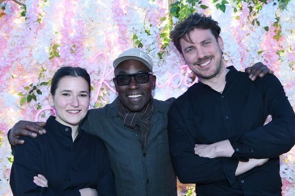Exclusif - la cheffe Philippine Jaillet (top chef), Lucien Jean-Baptiste, le chef Charles Neyers (top chef) - Le rooftop du Kimpton St Honoré Paris accueille tous les dimanches "Fifi & Charles" (les chefs Philippine Jaillet et Charles Neyers).  Le 9 avril 2025. © Rachid Bellak / Bestimage