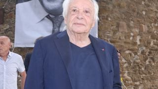 Michel Sardou réuni avec son fils Romain, sa belle-fille enceinte et son petit-fils Marius : les photos de ces retrouvailles familiales à Bormes-les-Mimosas