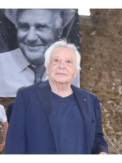Michel Sardou réuni avec son fils Romain, sa belle-fille enceinte et son petit-fils Marius : les photos de ces retrouvailles familiales à Bormes-les-Mimosas