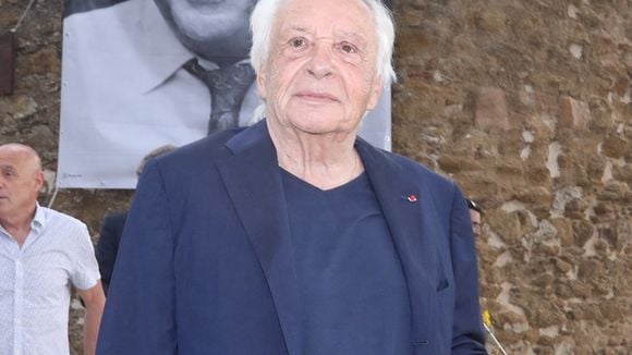 Michel Sardou réuni avec son fils Romain, sa belle-fille enceinte et son petit-fils Marius : les photos de ces retrouvailles familiales à Bormes-les-Mimosas