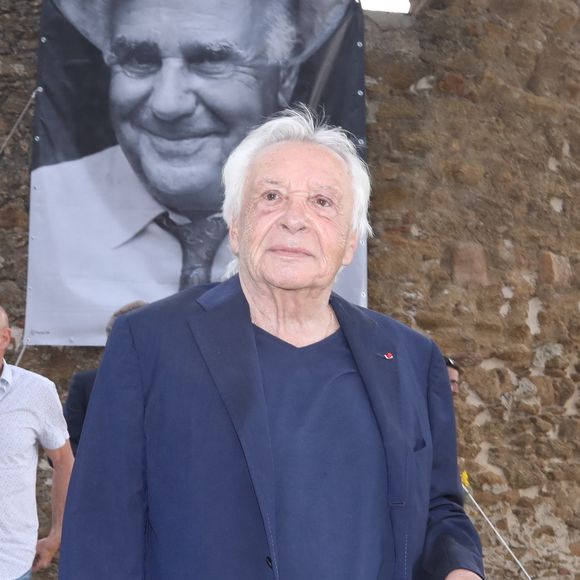 Le soleil était au rendez-vous pour une inauguration très importante aux yeux de Michel Sardou et de ses proches. 

Michel Sardou - Michel Sardou rend hommage à son père en famille lors du premier trophée de pétanque "Fernand Sardou" à Bormes-les-Mimosas le 29 mai 2026. Le célèbre chanteur est venu en famille avec sa femme, son fils Romain avec son fils de deux ans et demi et de sa compagne enceinte de son deuxième enfant.

© Franz Chavaroche/Bestimage