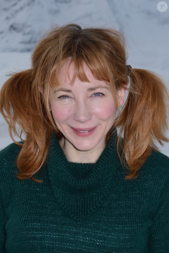 J'ai dit au producteur que tout le monde faisait des séries sous les tropiques, alors pourquoi pas nous ?" s'est-elle amusée dans les colonnes de Télé Poche, dimanche 3 mai. 

Julie Depardieu assiste au photocall du Jury Fiction dans la neige lors du 20e Festival des Créations Télévisuelles de Luchon a Luchon, France, le 09 Fevrier 2018. Photo par Aurore Marechal/ABACAPRESS.COM