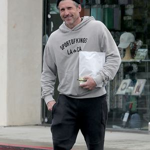 Patrick Dempsey, 59 ans, est tout sourire alors qu'il fait ses courses à Malibu au volant de sa Porsche à 0 000 euros, à Los Angeles, le 17 mars 2025©Coleman-Rayner/Bestimage