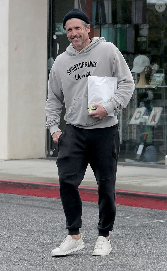 Patrick Dempsey, 59 ans, est tout sourire alors qu'il fait ses courses à Malibu au volant de sa Porsche à 0 000 euros, à Los Angeles, le 17 mars 2025©Coleman-Rayner/Bestimage