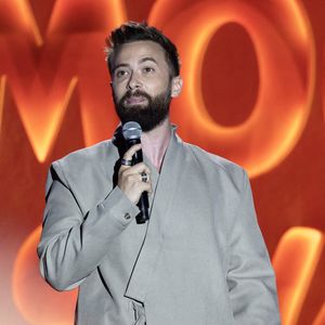 Exclusif - Nino Arial - Enregistrement de l'émission "L'humour à la plage" pour la 2eme édition du festival de Juan les Pins à la pinède Gould le 27 juin 2025. C'est l'humoriste français Kev Adams qui a initié et mis en scène ce festival dans la ville de ses grand-parents où il a passé ses vacances quand il était plus jeune. Sa grand-mère fait partie du Show aux côtés d'un plateau d'humoristes exceptionnels.
Après le succès de la première édition, TF1 et Kev Adams vous donnent rendez-vous pour une nouvelle soirée d’humour inédite et festive. Tourné face à la mer, dans l’écrin magique de la pinède Gould à Juan-les-Pins, « L’Humour à la Plage » revient pour une 2e édition encore plus ambitieuse : un grand show à ciel ouvert, pour rire ensemble et démarrer l’été en beauté. 
Une carte postale en guise de scène avec une ambiance unique; Imaginé comme une véritable fête de l’humour à ciel ouvert, sous les pins, les pieds dans le sable et la tête dans les étoiles, « L’Humour à la Plage » rassemble le temps d’un soir les plus grands noms de l’humour avec des duos inédits, des sketchs exclusifs, des impros, des happenings, des surprises… et une énergie communicative portée par un public survolté. 
Une programmation exceptionnelle qui donne le sourire; Pour cette 2ème édition, Kev Adams s’est entouré de Gad Elmaleh, Camille Lellouche, Maxime Gasteuil, Élodie Poux, Franck Dubosc, Marine Leonardi, Anne Roumanoff, Chantal Ladesou, Marie s’infiltre, Nino Arial, Az, Titoff, Kody… Et de nombreux invités-surprise que vous n’avez jamais vus sur la scène d’un gala d’humour.
Un spectacle familial, solaire et intergénérationnel; Conçu pour rassembler toutes les générations, « L’Humour à la Plage » promet de faire du rire un moment de fête. Un show festif, solaire, et populaire, à savourer ensemble pour bien démarrer l’été.
L'émission du e gala « L'Humour à la Plage » sera diffusése sur TF1 le 15 juillet à 21h10 pour une soirée unique de rires et de surprises ! © Bruno Bebert / Bestimage