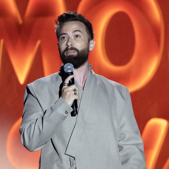 Exclusif - Nino Arial - Enregistrement de l'émission "L'humour à la plage" pour la 2eme édition du festival de Juan les Pins à la pinède Gould le 27 juin 2025. C'est l'humoriste français Kev Adams qui a initié et mis en scène ce festival dans la ville de ses grand-parents où il a passé ses vacances quand il était plus jeune. Sa grand-mère fait partie du Show aux côtés d'un plateau d'humoristes exceptionnels.
Après le succès de la première édition, TF1 et Kev Adams vous donnent rendez-vous pour une nouvelle soirée d’humour inédite et festive. Tourné face à la mer, dans l’écrin magique de la pinède Gould à Juan-les-Pins, « L’Humour à la Plage » revient pour une 2e édition encore plus ambitieuse : un grand show à ciel ouvert, pour rire ensemble et démarrer l’été en beauté. 
Une carte postale en guise de scène avec une ambiance unique; Imaginé comme une véritable fête de l’humour à ciel ouvert, sous les pins, les pieds dans le sable et la tête dans les étoiles, « L’Humour à la Plage » rassemble le temps d’un soir les plus grands noms de l’humour avec des duos inédits, des sketchs exclusifs, des impros, des happenings, des surprises… et une énergie communicative portée par un public survolté. 
Une programmation exceptionnelle qui donne le sourire; Pour cette 2ème édition, Kev Adams s’est entouré de Gad Elmaleh, Camille Lellouche, Maxime Gasteuil, Élodie Poux, Franck Dubosc, Marine Leonardi, Anne Roumanoff, Chantal Ladesou, Marie s’infiltre, Nino Arial, Az, Titoff, Kody… Et de nombreux invités-surprise que vous n’avez jamais vus sur la scène d’un gala d’humour.
Un spectacle familial, solaire et intergénérationnel; Conçu pour rassembler toutes les générations, « L’Humour à la Plage » promet de faire du rire un moment de fête. Un show festif, solaire, et populaire, à savourer ensemble pour bien démarrer l’été.
L'émission du e gala « L'Humour à la Plage » sera diffusése sur TF1 le 15 juillet à 21h10 pour une soirée unique de rires et de surprises ! © Bruno Bebert / Bestimage