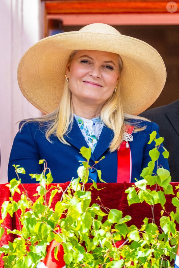 La princesse héritière Mette-Marit sur le balcon du palais royal lors des célébrations de la fête nationale à Oslo, Norvège, le 17 mai 2025. © Mischa Schoemaker/ABACA