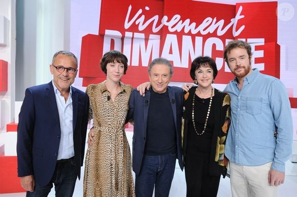 Exclusif - Emmanuel Chaunu, Sara Giraudeau, Michel Drucker, Anny Duperey, Marie Paule Belle et Gaël Giraudeau - Enregistrement de l'émission Vivement dimanche au studio Gabriel, présentée par M.Drucker et diffusée sur France 3 le 15 octobre 2023.
© Guillaume Gaffiot / Bestimage