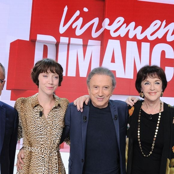Exclusif - Emmanuel Chaunu, Sara Giraudeau, Michel Drucker, Anny Duperey, Marie Paule Belle et Gaël Giraudeau - Enregistrement de l'émission Vivement dimanche au studio Gabriel, présentée par M.Drucker et diffusée sur France 3 le 15 octobre 2023.
© Guillaume Gaffiot / Bestimage