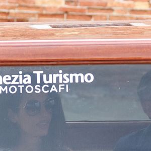 George Clooney et sa femme Amal Alamuddin à destination de l'hôtel Belmond Cipriani en bateau depuis leur arrivée par vol privé à Venise, Italie, le 29 août 2023.
Backgrid UK/ Bestimage