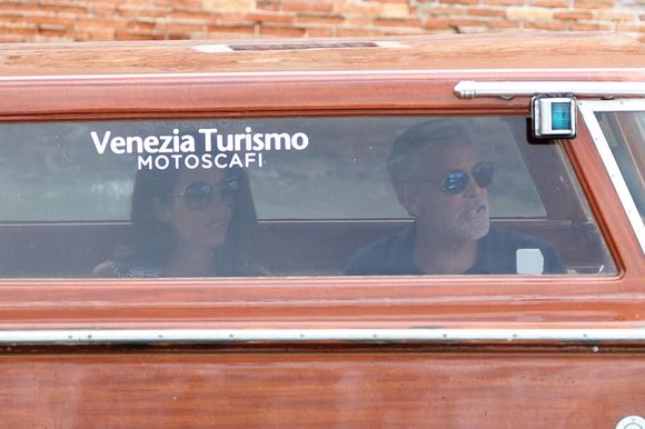George Clooney et sa femme Amal Alamuddin à destination de l'hôtel Belmond Cipriani en bateau depuis leur arrivée par vol privé à Venise, Italie, le 29 août 2023.
Backgrid UK/ Bestimage