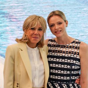 Depuis, elle se consacre à sa famille et à son rôle de princesse, tout en gardant de précieux souvenirs de sa carrière sportive.
La princesse Charlène de Monaco et la Première Dame française Brigitte Macron lors d'un Water Safety Day de la Fondation Princesse Charlène de Monaco à la piscine du Stade Louis II de Monaco, le 8 juin 2025. Claudia Albuquerque/Bestimage