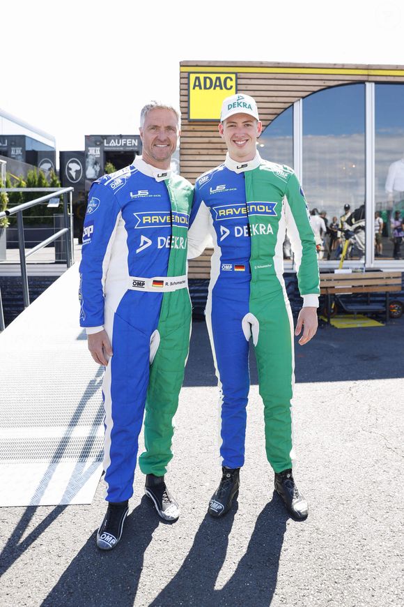 Son fils David, 22 ans, a salué ce coming-out avec un message de fierté et de soutien.

Ralf et David Schumacher (D), frère et neveu de M.Schumacher, lors de la coupe Prototype sur le Circuit automobile de Nürburg (Allemagne), le 16 août 2024.