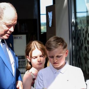 Le prince Albert II de Monaco, la princesse Charlène de Monaco, le prince Jacques de Monaco, marquis des Baux, et la princesse Gabriella de Monaco, comtesse de Carladès, ont été accueillis à Mur-de-Barrez en aveyron par M. Pierre Ignace, le maire de la commune et membre de la délégation officielle française lors de la récente visite d’État à Monaco. Le 9 juillet 2025. © JC Vinaj/Pool/Bestimage