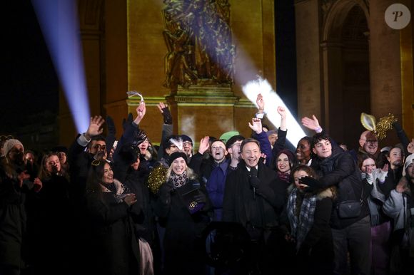 Exclusif - Stéphane Bern présente l'émission "La Grande Soirée du 31 de Paris" diffusée sur France 2 sur les Champs-Elysées, en présence de Anne Hidalgo et Gil Alma, à Paris, France, le 31 décembre 2025. © Jack Tribeca/BHM/Bestimage