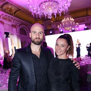 Denitsa Ikonomova (enceinte) et son compagnon François Alu - Photocall du 5ème gala de charité de l'association "Les Bonnes Fées" à l'occasion de la campagne mondiale "Octobre Rose" à l'hôtel Peninsula, Paris le 3 octobre 2024. © Rachid Bellak/Bestimage