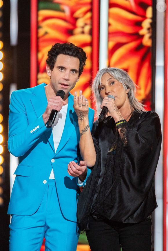 Mais son look du moment a surpris les internautes...  Dans un post Intagram consacré à sa participation à Stars solidaires, la tombola du Téléthon, Zazie s'est en effet affichée avec une étonnante coiffure.
Mika et Zazie lors du Téléthon 2024, à Saint Denis, près de Paris, France, le 29 novembre 2024.