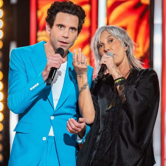 Mais son look du moment a surpris les internautes...  Dans un post Intagram consacré à sa participation à Stars solidaires, la tombola du Téléthon, Zazie s'est en effet affichée avec une étonnante coiffure.
Mika et Zazie lors du Téléthon 2024, à Saint Denis, près de Paris, France, le 29 novembre 2024.