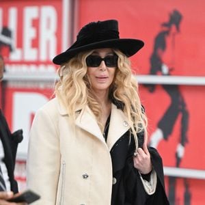 Exclusif - Cher arrive à l'aéroport JFK à New York, le 4 décembre 2023. La chanteuse de 77 ans participera au concert iHeart's Radio 2023 Jingle Ball à New York, le 21 décembre 2023.