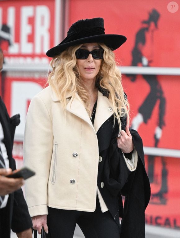 Exclusif - Cher arrive à l'aéroport JFK à New York, le 4 décembre 2023. La chanteuse de 77 ans participera au concert iHeart's Radio 2023 Jingle Ball à New York, le 21 décembre 2023.