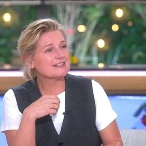 Anne-Elisabeth Lemoine sur le plateau de "C à vous" sur France 5 le 11 décembre 2025

Capture d'écran France 5
