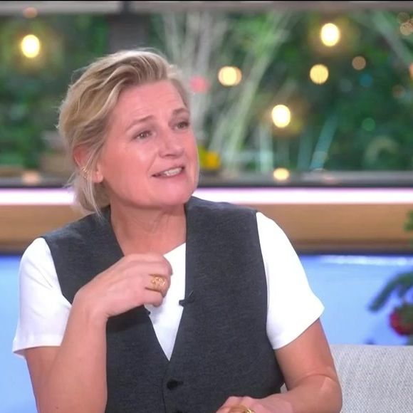 Anne-Elisabeth Lemoine sur le plateau de "C à vous" sur France 5 le 11 décembre 2025

Capture d'écran France 5