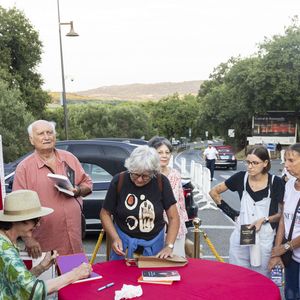 Exclusif - Anny Duperey - Séance de dédicaces "Les plumes de Ramatuelle" au café de l'Ormeau en marge du 41ème Festival de Ramatuelle le 7 aout 2025. © Cyril Bruneau / Festival de Ramatuelle / Bestimage