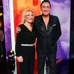Exclusif - Dany Brillant et sa mère Mireille Cohen lors du backstage de l'enregistrement de l'émission "Famille je vous aime" présentée par M. Drucker et qui sera diffusée le 13 juin 2025 sur France 3, aux Studios rive gauche à Paris, France, le 14 avril 2025. © Clovis-Gaffiot/Bestimage