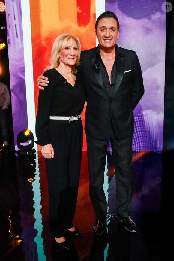 Exclusif - Dany Brillant et sa mère Mireille Cohen lors du backstage de l'enregistrement de l'émission "Famille je vous aime" présentée par M. Drucker et qui sera diffusée le 13 juin 2025 sur France 3, aux Studios rive gauche à Paris, France, le 14 avril 2025. © Clovis-Gaffiot/Bestimage