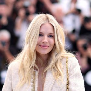 Elle évoque un bébé qui fait son bonheur, sans donner de détails sur sa naissance.

Sienna Miller - Photocall du film "Horizon : An American Saga" lors du 77ème Festival International du Film de Cannes le 19 mai 2024.

© Jacovides / Moreau / Bestimage