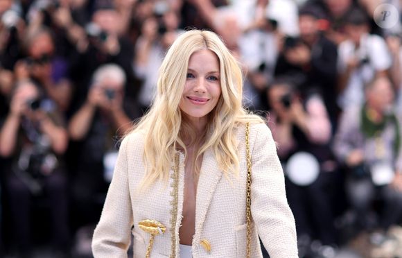 Elle évoque un bébé qui fait son bonheur, sans donner de détails sur sa naissance.

Sienna Miller - Photocall du film "Horizon : An American Saga" lors du 77ème Festival International du Film de Cannes le 19 mai 2024.

© Jacovides / Moreau / Bestimage