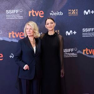 Elle a ensuite foulé le tapis rouge dans une spectaculaire robe noire.

Marion Cotillard a assisté au tapis rouge de “7h40, ce matin-là / Milo” lors de la 74e édition du Festival international du film de Saint-Sébastien, au Kursaal, le 24 septembre 2026 à Donostia / Saint-Sébastien, en Espagne. 
© Jack Abuin/ZUMA Press Wire / Bestimage