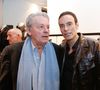 Anthony Dekib a posé devant une photo du Guépard accrochée sur les murs

Exclusif - Alain Delon et son fils Anthony Delon - Lancement de la marque de vêtements de cuir "Anthony Delon 1985" chez Montaigne Market à Paris. Le 7 mars 2017 © Philippe Doignon / Bestimage