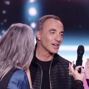 Lara Fabian a immédiatement reconnu la voix de son ami.

Nikos Aliagas sur le plateau de l'émission "The Voice"