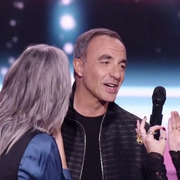 Lara Fabian a immédiatement reconnu la voix de son ami.

Nikos Aliagas sur le plateau de l'émission "The Voice"