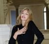 Parmi le parterre d'invités prestigieux, plusieurs personnalités françaises de renom ont illuminé le défilé de leurs styles uniques.

Arielle Dombasle au premier défilé Chanel "Collection Haute Couture Automne/Hiver 2026-2027" lors de la Fashion Week de Paris, le 7 juillet 2026

© Pauline Mourey / Bestimage