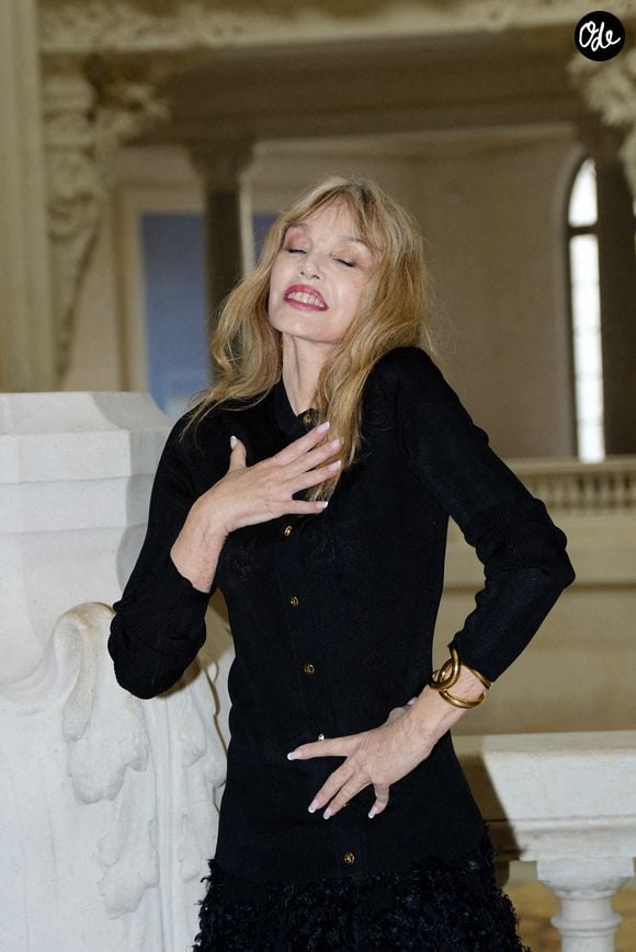 Parmi le parterre d'invités prestigieux, plusieurs personnalités françaises de renom ont illuminé le défilé de leurs styles uniques.

Arielle Dombasle au premier défilé Chanel "Collection Haute Couture Automne/Hiver 2026-2027" lors de la Fashion Week de Paris, le 7 juillet 2026

© Pauline Mourey / Bestimage