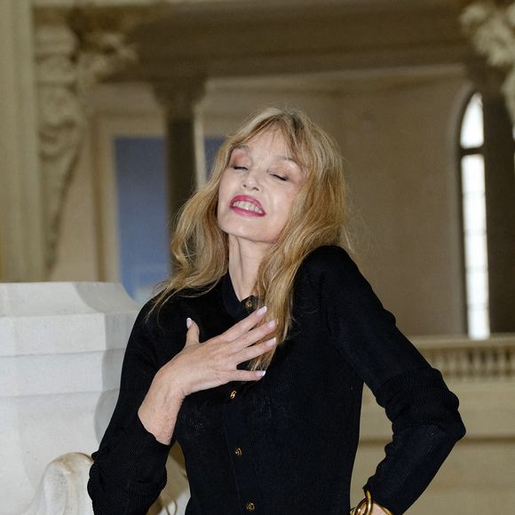 Parmi le parterre d'invités prestigieux, plusieurs personnalités françaises de renom ont illuminé le défilé de leurs styles uniques.

Arielle Dombasle au premier défilé Chanel "Collection Haute Couture Automne/Hiver 2026-2027" lors de la Fashion Week de Paris, le 7 juillet 2026

© Pauline Mourey / Bestimage