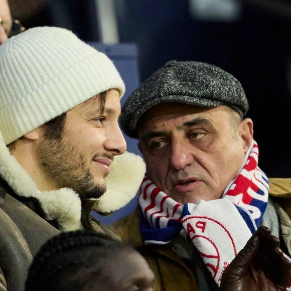 Vianney et son père dans les tribunes du match de Ligue 1 McDonald's opposant le Paris Saint-Germain (PSG) à Lyon (3-1) au Parc des Princes à Paris le 15 décembre 2024. © Cyril Moreau/Bestimage