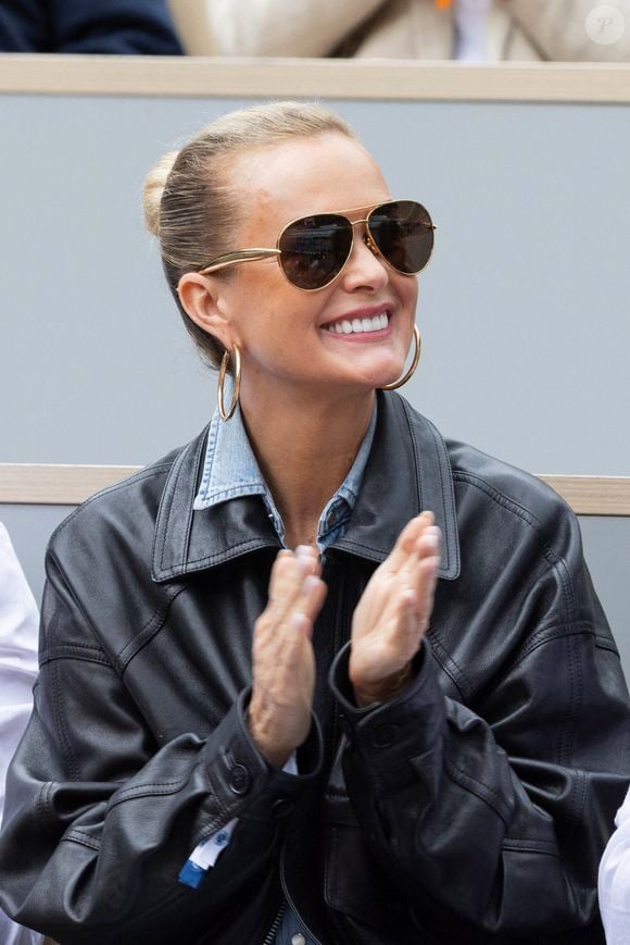 Laeticia Hallyday dans les tribunes lors des Internationaux de France de Tennis de Roland Garros 2025, à Paris, France, le 26 mai 2025. 

© Jacovides-Moreau/Bestimage