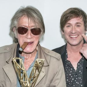 Exclusif - Jacques Dutronc (Victoire d'honneur) avec son fils Thomas Dutronc en backstage lors la 37ème cérémonie des Victoires de la musique à la Seine musicale de Boulogne-Billancourt, le 11 février 2022. © Cyril Moreau / Tiziano Da Silva / Bestimage