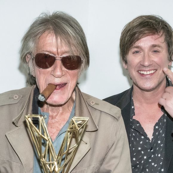 Exclusif - Jacques Dutronc (Victoire d'honneur) avec son fils Thomas Dutronc en backstage lors la 37ème cérémonie des Victoires de la musique à la Seine musicale de Boulogne-Billancourt, le 11 février 2022. © Cyril Moreau / Tiziano Da Silva / Bestimage