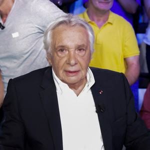 Entre la capitale et le sud de la France, le chanteur s'occupe de ses petits-enfants.

Michel Sardou sur le plateau de l'émission Touche pas à mon poste (TPMP) présentée en direct par C.Hanouna et diffusée sur C8 le 29 août 2022.

© Jack Tribeca / Bestimage