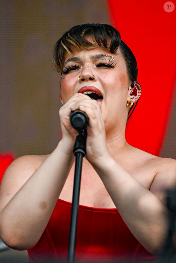 Elle est diagnostiquée d’un trouble schizo-affectif.
La chanteuse, compositrice et musicienne britannique Lola Young en concert au festival Lollapalooza 2025 à l'hippodrome ParisLongchamp, à Paris, France, le 18 juillet 2025. © Yehiel Chekroune/Bestimage