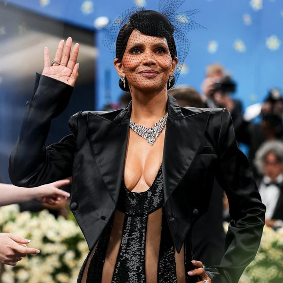 Un audacieux choix qui a eu le mérite d'ulcérer des milliers d'internautes !

New York -  Halle Berry - Le Metropolitan Museum of Art's Costume Institute Benefit donne le coup d'envoi de l'ouverture de "Superfine : Tailoring Black Style", qui célèbre l'influence du dandysme noir sur la mode et la culture - 5 mai 2025. (BFA.com / Backgrid USA / Bestimage).