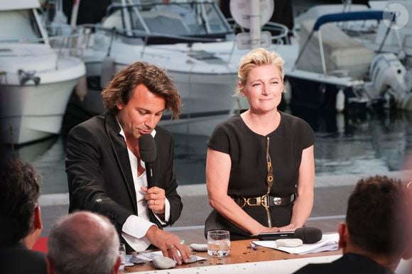Et il a mis du temps pour se remettre sur pied 
Exclusif - Bertrand Chameroy, Anne-Elisabeth Lemoine - Plateau de l'émission "C à vous" lors du 77ème Festival International du Film de Cannes le 21 mai 2024. © Jack Tribeca/Bestimage  No Web - Belgique et Suisse