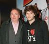 Jean-René Godart, voix légendaire du cyclisme et du sport, est décédé à 74 ans. Son fils, Jean-Emmanuel, brille lui aussi dans le monde du petit écran.

Jean-René Godart et son fils Jean-Emmanuel - Première du film Disco au cinéma UGC de Normandie - 2008. © RINDOFF-BELLAK / BESTIMAGE
