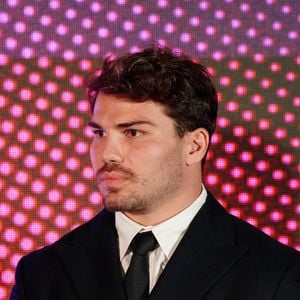 Comme de nombreux sportifs, Antoine Dupont prépare l'après-carrière en investissant dans des projets qui lui tiennent à cœur.

Antoine Dupont lors de la cérémonie d'ouverture du Qatar Prix de l'Arc de Triomphe au Pré Catelan.

© Anne-Sophie Guebey / Bestimage