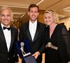 La dernière en date remonte à ce jeudi 23 janvier sur Europe 1
Victor Belmondo, qui a reçu un Espoir Award, entouré par ses parents Paul et Luana durant la soirée de clôture du 20eme Monte Carlo Film Festival de la Comédie, au Grimaldi Forum à Monaco. Le 29 avril 2023.
© Bruno Bebert / Bestimage
Le Monte Carlo Film Festival de la Comédie est un festival international entièrement dédié à la comédie. Chaque année, cet événement bénéficie de la participation de personnalités du monde de la comédie et du divertissement international, de grands réalisateurs et artistes de renommée mondiale. Ce festival a été conçu et est dirigé par E.Greggio.